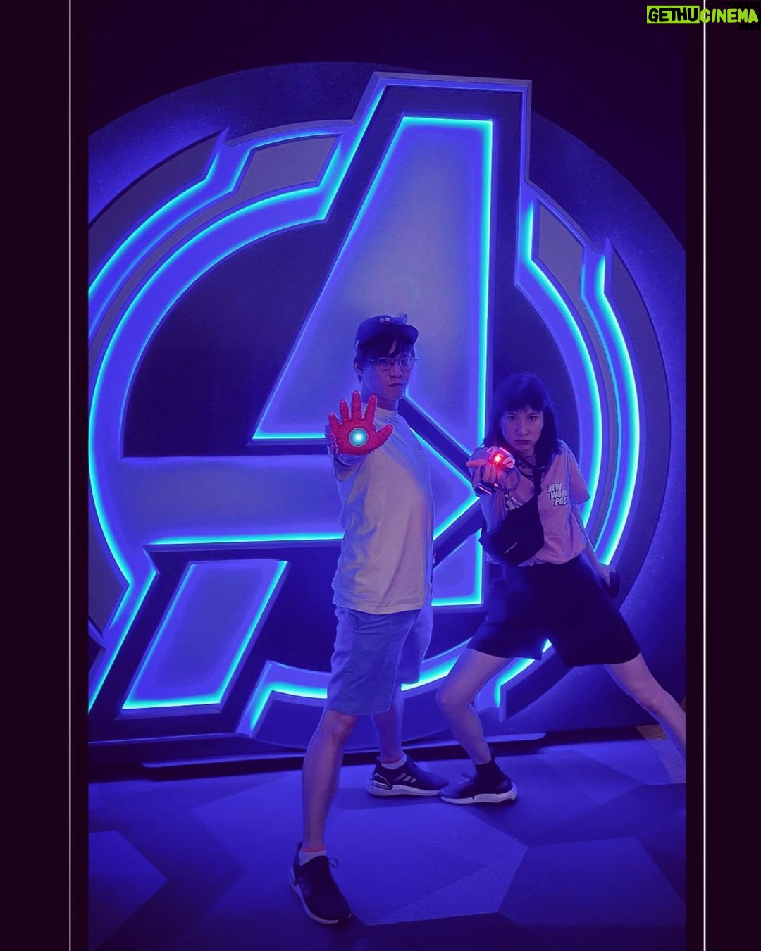 Zhang Meng'er Instagram - We kids! #disneyland #marvel