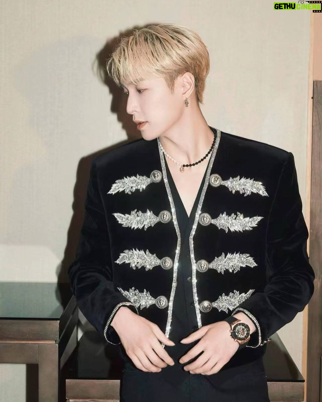 Zhang Yixing Instagram - Thank you to all my fans for supporting me on my journey.