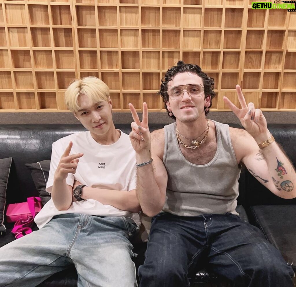 Zhang Yixing Instagram - So incredible working with you. @lauvsongs