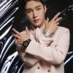 Zhang Yixing Instagram - The passion for Hublot watches brought #HublotAmbassador @layzhang to discover the brand’s booth at Watches & Wonders 2023 in Geneva. During the visit the artist explored novelties and delved into the heart of the Art of Fusion. #Hublot #watchesandwonders2023 #HublotFamily Photo by @stephanefeugerephotography