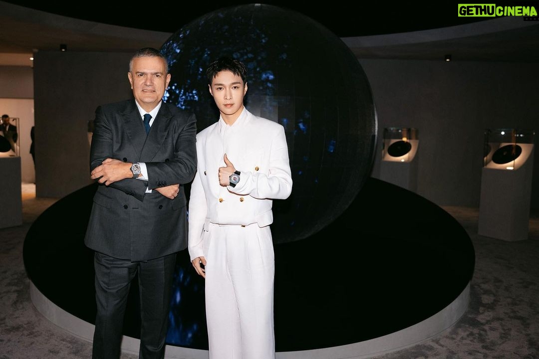 Zhang Yixing Instagram - Feeling thrilled☀️Great moment with @hublot CEO @ricardoguadalupe #HublotFamily