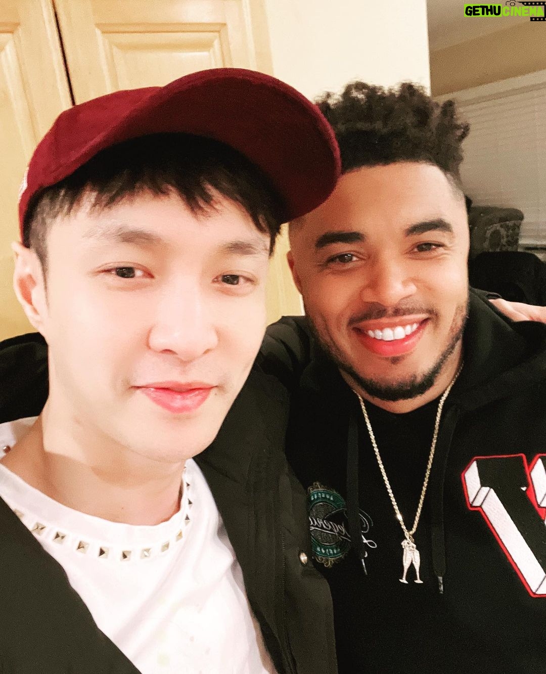 Zhang Yixing Instagram - Cooking^_^ @tbhits 🥂
