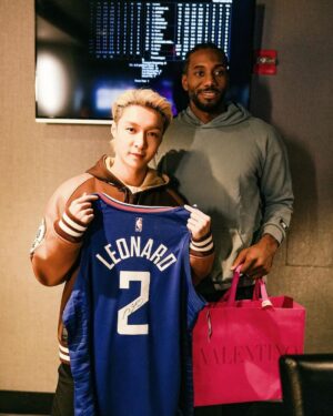 Zhang Yixing Instagram - It was amazing to see the @laclippers and nice to meet you Kawhi!