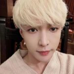 Zhang Yixing Instagram - cats + being in Changsha = good life