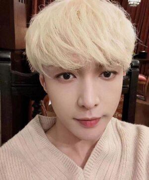 Zhang Yixing Instagram - cats + being in Changsha = good life