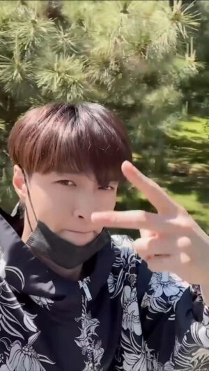Zhang Yixing Instagram - Having some fun in the sun!