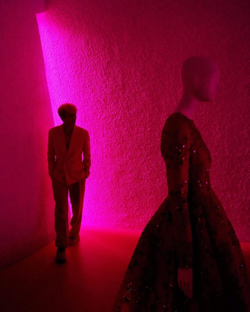 Zhang Yixing Instagram - It was an amazing night to see the Valentino Pink PP collection! I miss u @pppiccioli