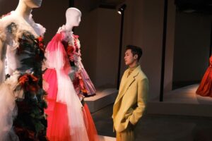 Zhang Yixing Instagram - Good to see you again! 
@maisonvalentino #ValentinoResignify #Beijing @pppiccioli