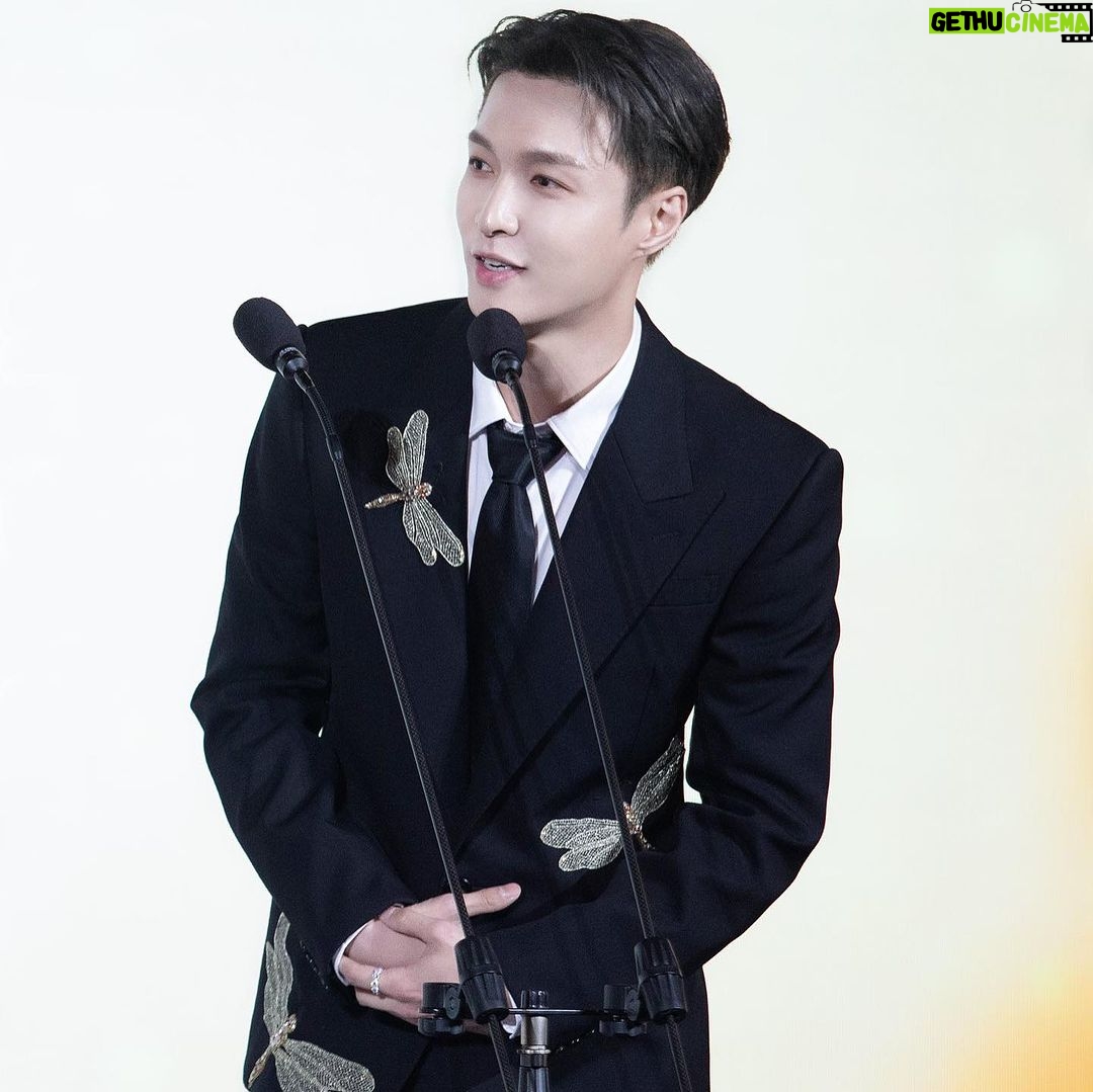 Zhang Yixing Instagram - It was an honor to attend The China Golden Rooster & Hundred Flowers Film Festival and receive the title as “Golden Rooster Chinese Film Youth Promoter.” The festival recognizes the top Chinese filmmakers and promotes global film exchange. In the future, I hope there will be greater opportunities for the youth to be involved in large scale film projects and conquer global markets 🏆🎥