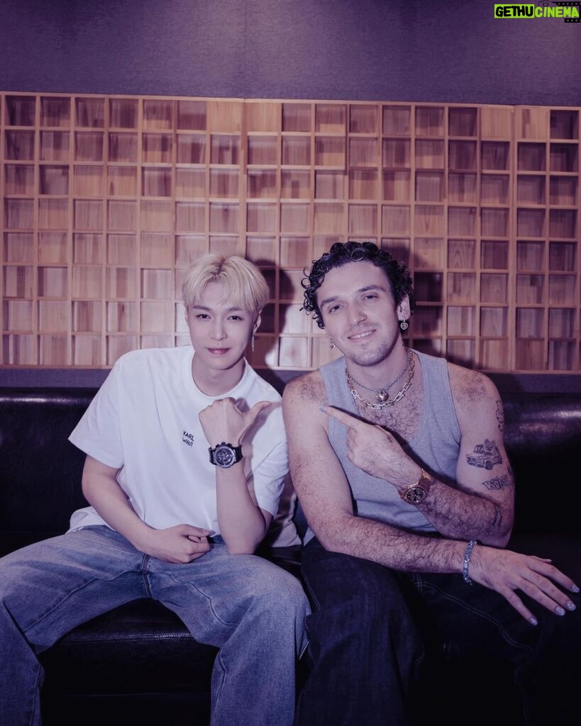 Zhang Yixing Instagram - I loved working in studio with @lauvsongs #RB2U out now! 💜 link in bio.