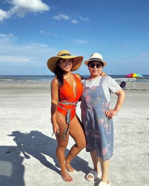 Zhao Xia Instagram - Happy Friday.🌤️🏖️ #familytime #beachday #summer #funtimes