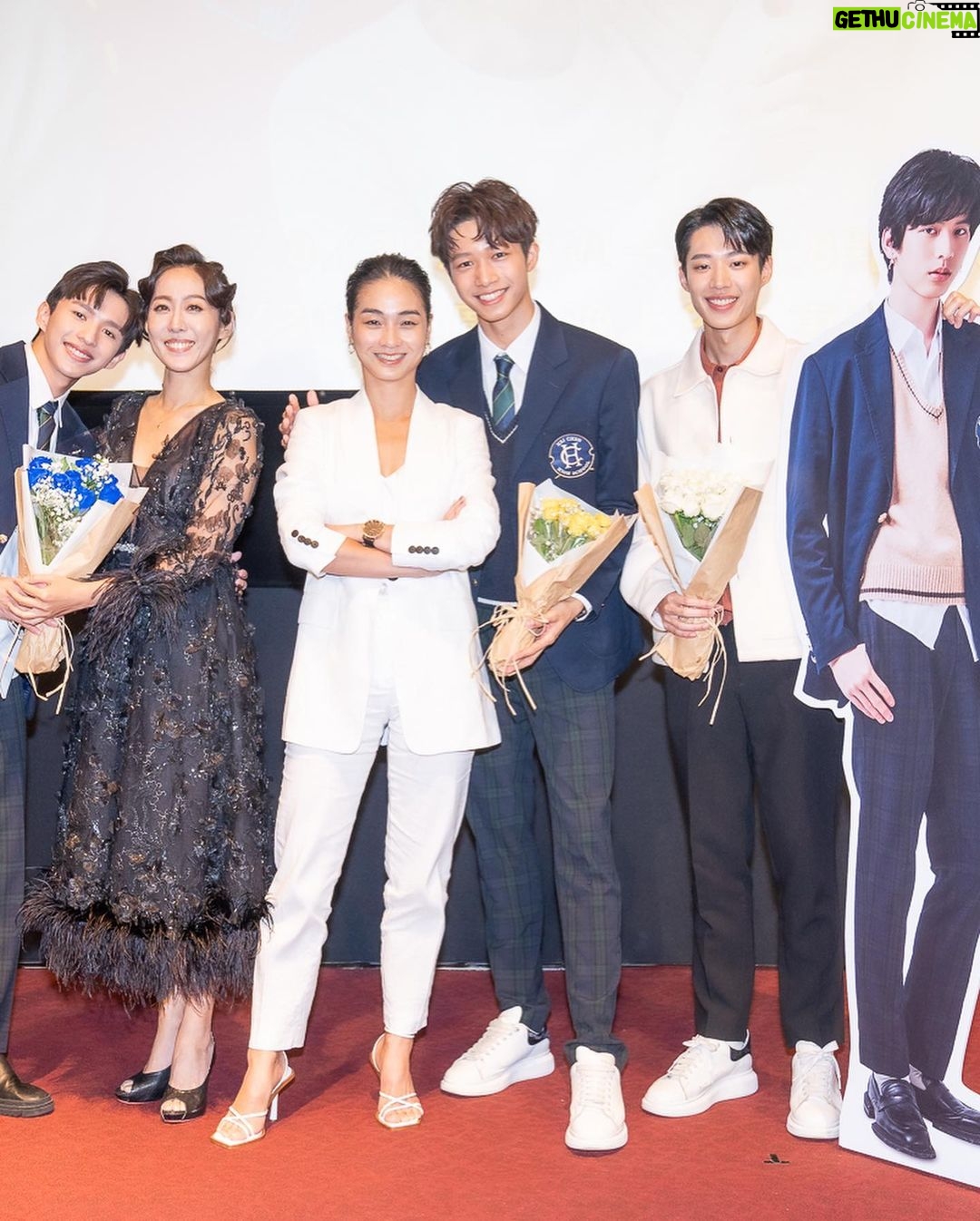 Zhen Hao Li Instagram - 想感謝的人真的好多好多🎺🎺 直到現在都覺得不可思議⋯🤯 這一路的旅程真的很幸運 最棒的宓導和所有總是那麼盡責的工作人員 雪甄姐、德洋哥和詩盈姐 三位優秀前輩 每一個一起工作過的人們 每一位喜歡我們的你們💗 一句支持的話就讓我有無盡的動力🔥 我一定會繼續努力💪 當然少不了徐小章 @0809ww 我的小太陽🌞 阿健 @andyhuang423 一直很幽默(?🤣 范睿豪同學 @xu__3114 總是充滿驚喜🤣 跟你們一塊演戲真的學了很多 不只演戲的部分還有一些⋯🫢 希望未來再有機會一起演出🙆♂️ #AboutYouth #默默的我不默默的我們 #首映 #togetherness #meee #universitylife #bilibili #東森 Taipei, Taiwan