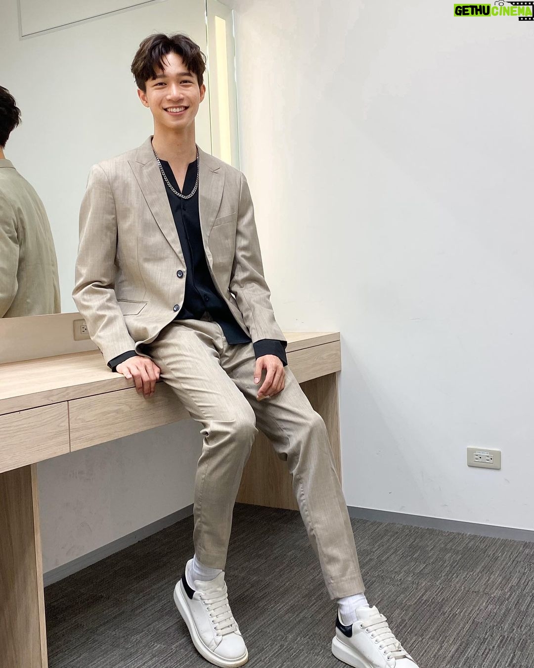 Zhen Hao Li Instagram - My all time favorite: A proper suit. 大家喜歡西裝嗎~? 實在太喜歡今天的look Hair: @yenli77 Make up: @shanshan3019 Outfit : @laio.homme #suits #mensweardaily #meee #university #ootdshare #makeuplook #stylepost Taipei, Taiwan