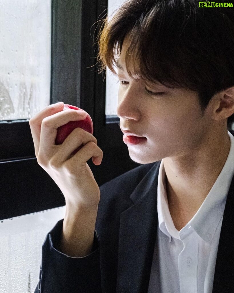 Zhen Hao Li Instagram - I luv apples. What about you? Photo by : @0503_yu #universitylife #portraitphotography #suitstyle #myhomevibe #boystyle #政大
