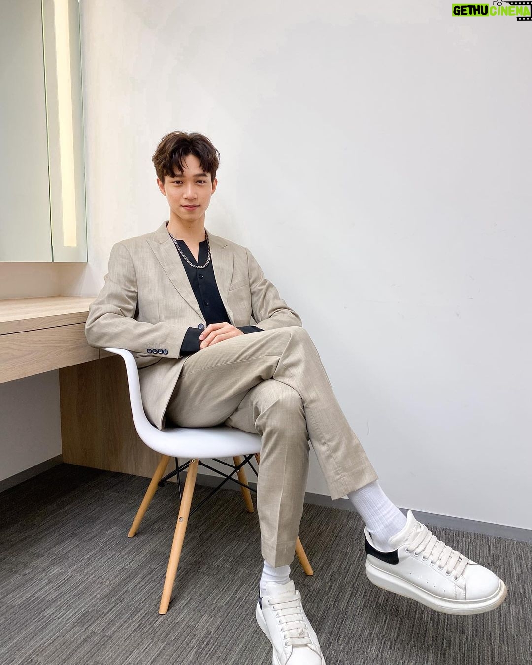 Zhen Hao Li Instagram - My all time favorite: A proper suit. 大家喜歡西裝嗎~? 實在太喜歡今天的look Hair: @yenli77 Make up: @shanshan3019 Outfit : @laio.homme #suits #mensweardaily #meee #university #ootdshare #makeuplook #stylepost Taipei, Taiwan