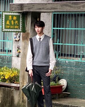 Zhen Hao Li Instagram - 如果二十二年前便17歲，也許就是這個樣子，那個錯過的2001。究竟會在等誰⋯

#meee #winteroutfit #ootdshare #universitylife #highschool #schooluniform #nostalgic #復古穿搭 #美好年代