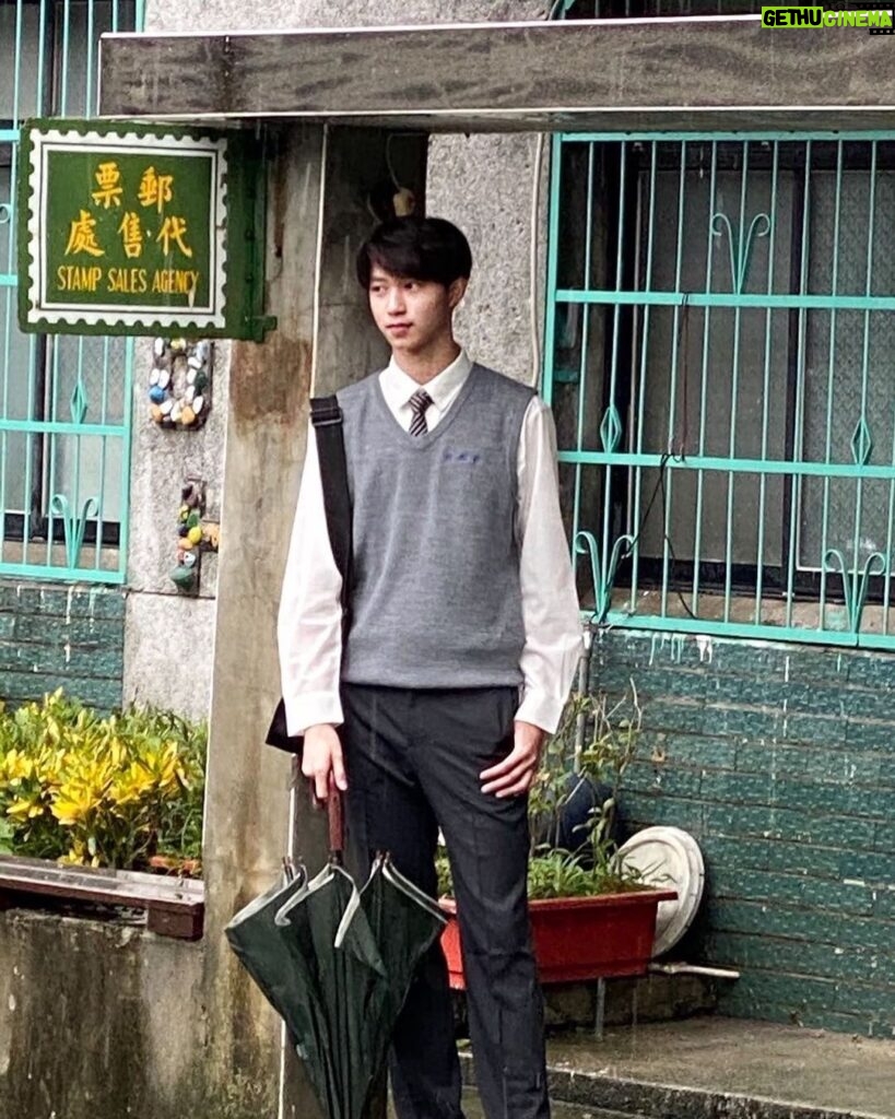 Zhen Hao Li Instagram - 如果二十二年前便17歲，也許就是這個樣子，那個錯過的2001。究竟會在等誰⋯ #meee #winteroutfit #ootdshare #universitylife #highschool #schooluniform #nostalgic #復古穿搭 #美好年代 Taipei