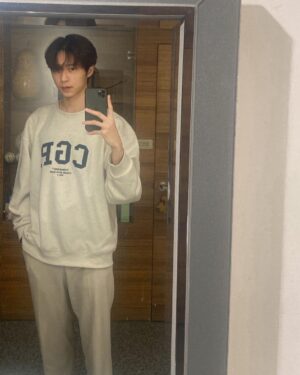 Zhen Hao Li Instagram - Don’t worry I’ve already got my hair done… 

#winteroutfit #winter #meee #universitylife #ootdshare #homesweethome