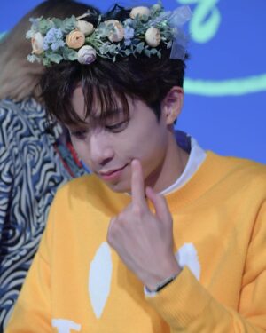 Zhen Hao Li Instagram - 那天的花環真的很好看🤣
Love the flowers❤️

#默默的我不默默的我們 #aboutyouth #meee #ootd #universitylife