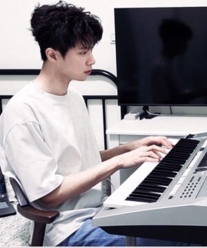 Zhen Hao Li Instagram - 人生第一次的翻唱🤣😵‍💫
first ever cover done by me…

https://youtu.be/xwPz8bByryo

#meee #universitylife #piano #coversong #musiclife #ootd
