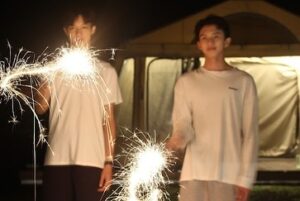 Zhen Hao Li Instagram - #AboutUs 【EP5】
🏕默默的愛心早餐 
越野摩托車 & 槍彈挑戰初體驗！
第一次這樣出去露營 太開心啦🤩🤩

立即打開 #bilibili觀看【完整版】 ​
｜ⒶⓎ特別節目《About Us》每週四、日更新​💙
｜NFT扭蛋發售中，抽取獲得與我們視訊電話機會📞 詳情請至 @bilibili__cheers
#AboutYouth粉絲見面會1023台北場 9/28開始售票🏷
​
🤫默默關注ⒶⓎ ​
 ▌ IG官方帳號： @aboutyouth_official​
 ▌ Twitter官方帳號： @koko_AboutYouth​
 ​
#AboutYouth​
#默默的我不默默的我們​
#B追腐劇 #BL ​
#嗶哩嗶哩 #bilibili