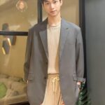 Zhen Hao Li Instagram – 西裝外套什麼都好搭⋯
@0809ww 這件根本從你衣櫃拿的🤣

Makeup: @woody_huzhu1005 
Hair: @yenli77 
Outfit: @nihow_official

#outfitpost #suitstyle #casuallook #meee #university