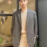 Zhen Hao Li Instagram - 西裝外套什麼都好搭⋯ @0809ww 這件根本從你衣櫃拿的🤣 Makeup: @woody_huzhu1005 Hair: @yenli77 Outfit: @nihow_official #outfitpost #suitstyle #casuallook #meee #university