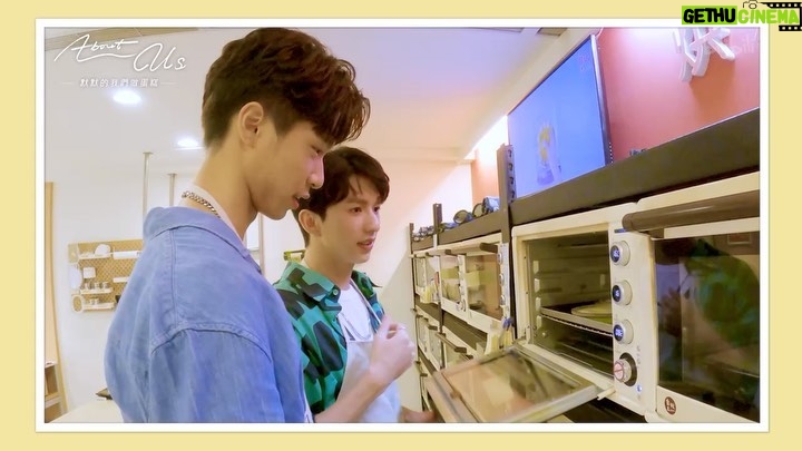 Zhen Hao Li Instagram - 《About Youth》章廣健睿出品:兩種口味蛋糕 大家想吃哪個啊🤤 1⃣ 清爽又甜蜜的 #章廣CP今夏限定芒果蛋 大廚:沈駿(飾 徐啟章) ╳ 李振浩(飾 葉廣) 2⃣ 成熟大人戀愛的 #建RAY手作金箔生巧克力蛋糕 大廚:黃信赫(飾 阿健) ╳ 徐碩廷(飾 RAY) --- 立即打開 #bilibili觀看【完整版s】 青春校園BL劇 《About Youth 默默的我,不默默的我們》 ❝ 徐啟章×葉廣 Ray×阿健 四位男孩默默的校園愛情故事,8月盛夏燦爛展開 ❞ |8/29起,每週一晚上8點 bilibili |ⒶⓎ特別節目《About Us》每週四、日更新 更新隨時鎖定!手機APP搜尋🔎 bilibili 🤫默默關注ⒶⓎ ▌ IG官方帳號: @aboutyouth_official ▌ Twitter官方帳號: @koko_AboutYouth ▌ B站IG追星速報: @bilibili_cheers #七夕 #情人節 #AboutYouth #默默的我不默默的我們 #B追腐劇 #BL #嗶哩嗶哩 #bilibili #meee