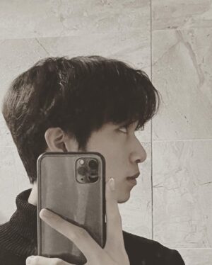 Zhen Hao Li Instagram - I prefer weird selfie angles.
（·＿·；）

#ootdshare #winterstyle #moodyportrait #meee #universitylife