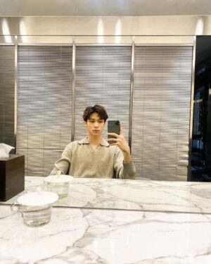 Zhen Hao Li Instagram - 實在太喜歡冬天⋯
大家喜歡什麼季節呢？
Loving winter already…
what about you?

#meee #winteroutfit #selfietime #chillin #universitylife #delighted 
#ootd