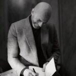 Zinedine Zidane Instagram - Un bon moment d’échange avec l’équipe @montblanc au showroom de Paris pour découvrir la nouvelle collection et travailler sur la suite. 😉 #inspirewriting #montblancleather