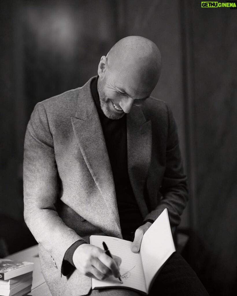 Zinedine Zidane Instagram - Un bon moment d’échange avec l’équipe @montblanc au showroom de Paris pour découvrir la nouvelle collection et travailler sur la suite. 😉 #inspirewriting #montblancleather