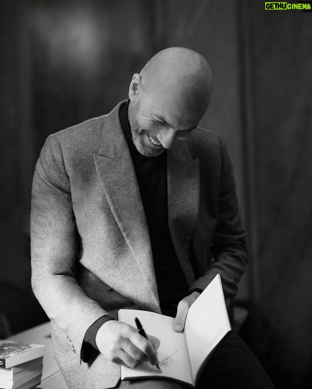 Zinédine Zidane - 1.1 Million Likes - Un bon moment d’échange avec l’équipe @montblanc au showroom de Paris pour découvrir la nouvelle collection et travailler sur la suite. 😉
#inspirewriting #montblancleather