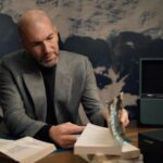 Zinedine Zidane Instagram - Un bon moment d’échange avec l’équipe @montblanc au showroom de Paris pour découvrir la nouvelle collection et travailler sur la suite. 😉 #inspirewriting #montblancleather