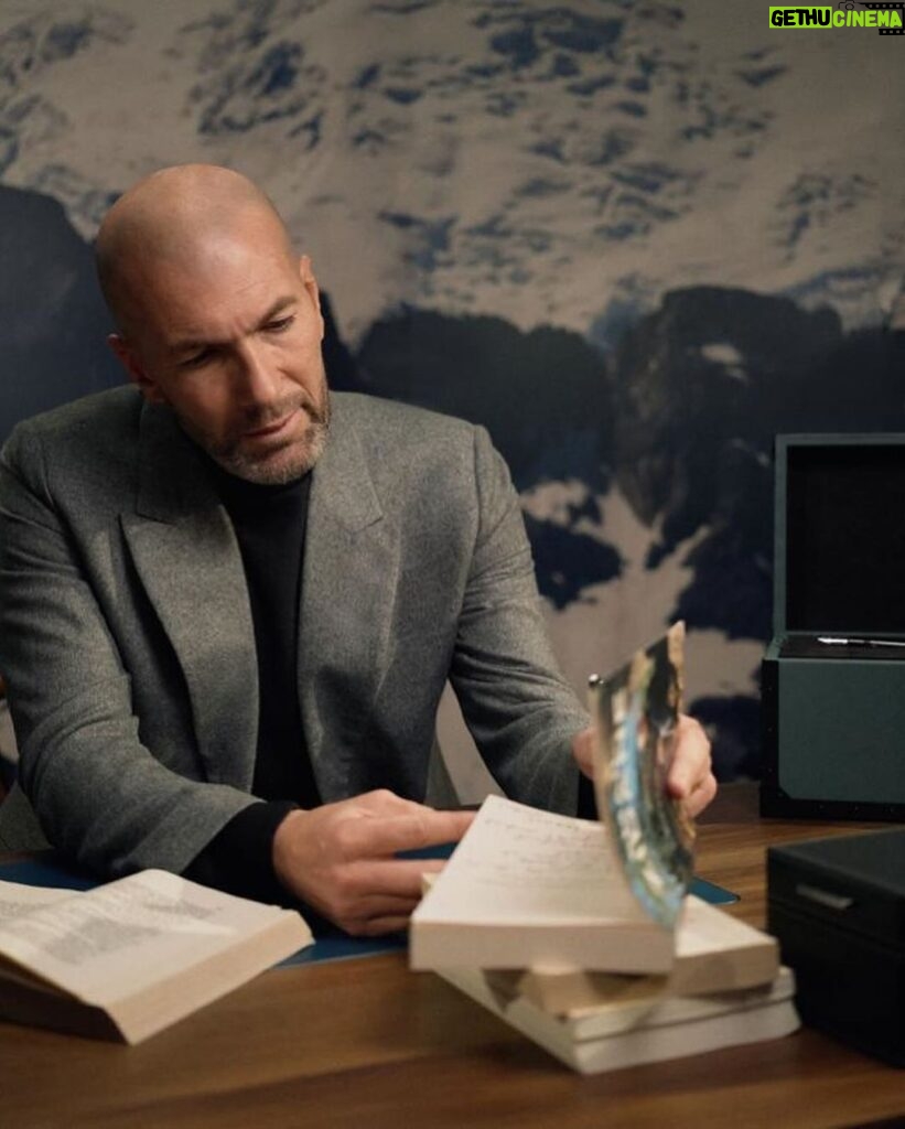 Zinedine Zidane Instagram - Un bon moment d’échange avec l’équipe @montblanc au showroom de Paris pour découvrir la nouvelle collection et travailler sur la suite. 😉 #inspirewriting #montblancleather
