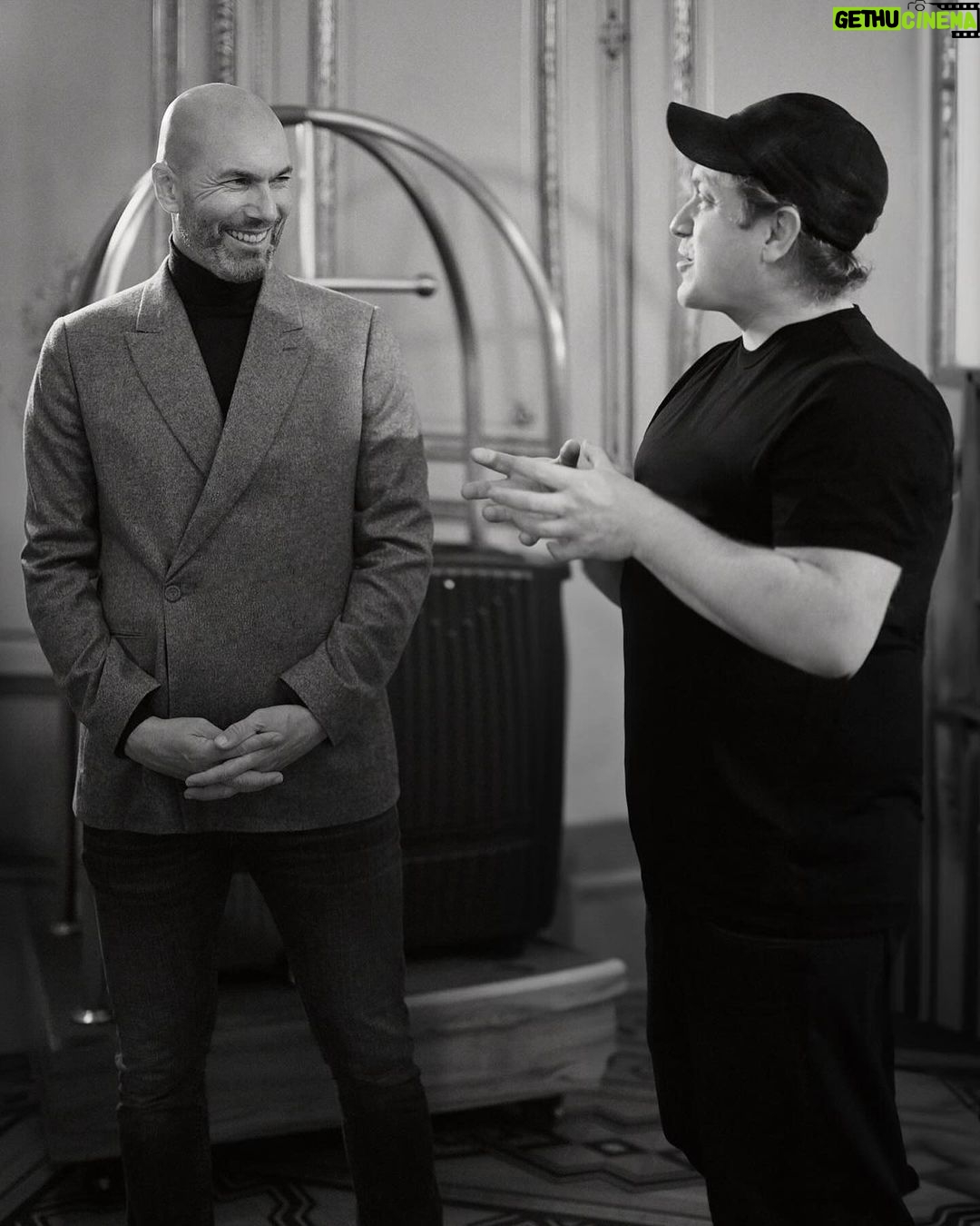 Zinédine Zidane - 1.1 Million Likes - Un bon moment d’échange avec l’équipe @montblanc au showroom de Paris pour découvrir la nouvelle collection et travailler sur la suite. 😉
#inspirewriting #montblancleather