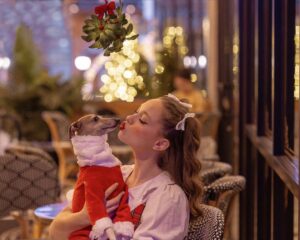 Zoe Colletti Instagram - 🎄⛄️ Santa Baby ⛄️🎄

—————————————-
📸: @saypeachphotography 
🤍 thank you 🤍