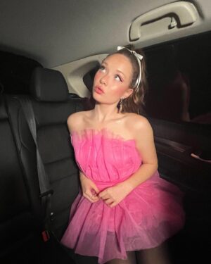 Zoe Colletti Instagram - 21…can you do something for me? 💅🏻🥂