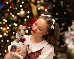 Zoe Colletti Instagram - 🎄⛄️ Santa Baby ⛄️🎄

—————————————-
📸: @saypeachphotography 
🤍 thank you 🤍