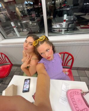 Zoe Colletti Instagram - Can we get the bill? 💗💜💚