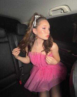 Zoe Colletti Instagram - 21…can you do something for me? 💅🏻🥂