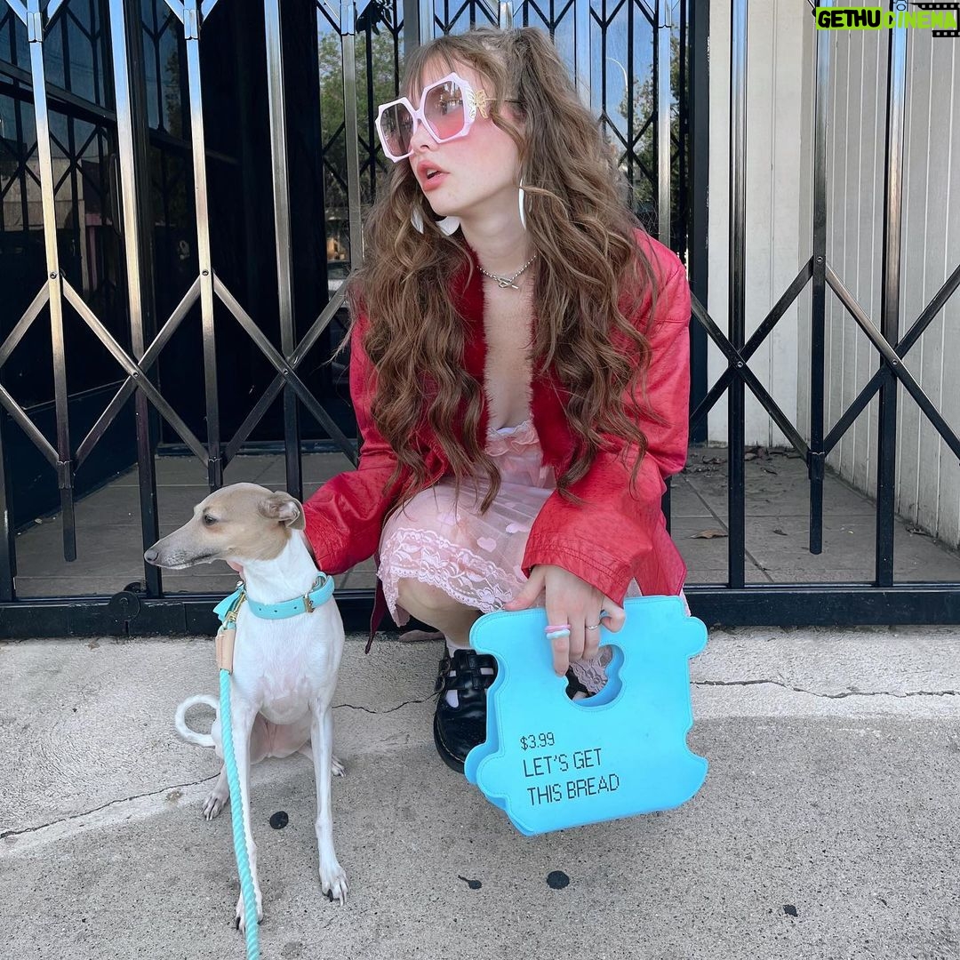 Zoe Colletti Instagram - Let’s get this bread 🍞 Los Angeles, California