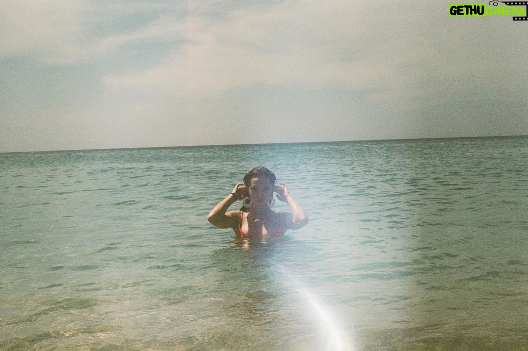 Zoe Colletti Instagram - Hawaii on film 🤍🌴🌺 …………………….. 📸 @frienderinoes Honolulu, Hawaii