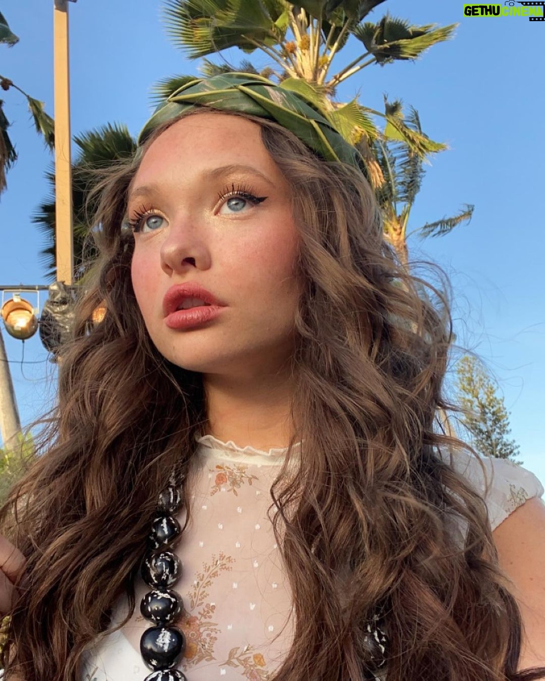 Zoe Colletti Instagram - Pineapple princess 🍍🌴🌺 Honolulu, Hawaii