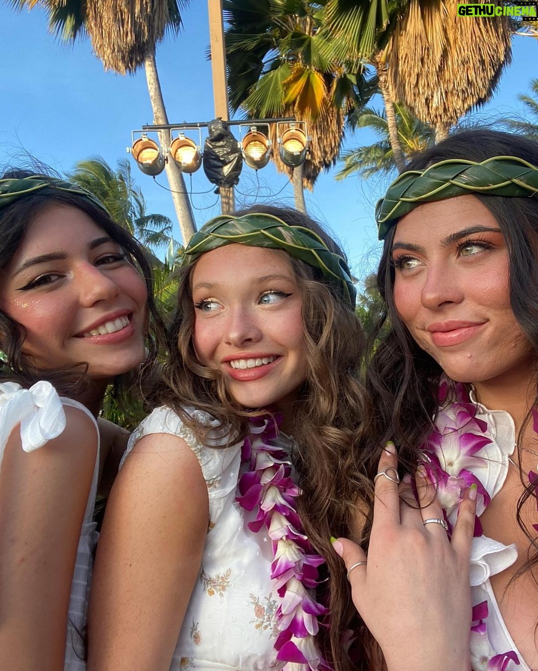 Zoe Colletti Instagram - Pineapple princess 🍍🌴🌺 Honolulu, Hawaii