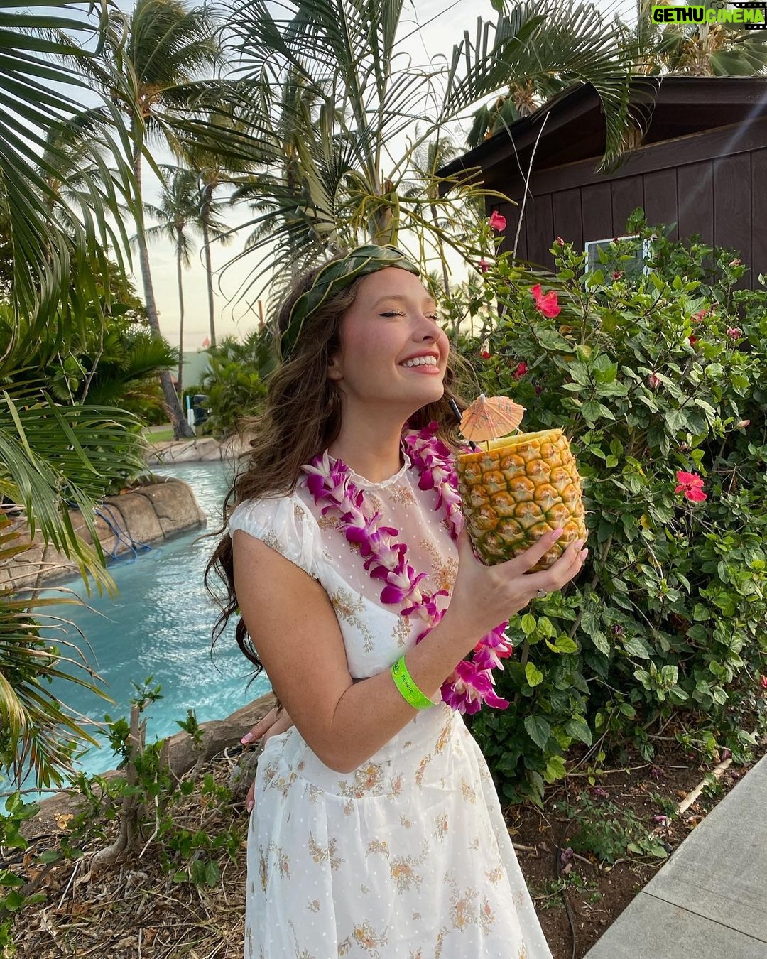 Zoe Colletti Instagram - Pineapple princess 🍍🌴🌺 Honolulu, Hawaii