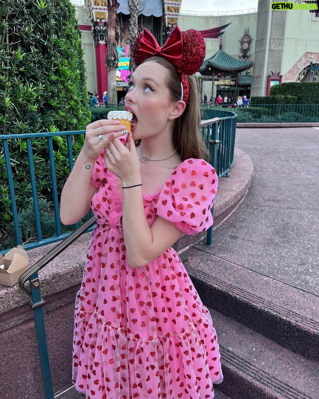 Zoe Colletti Instagram - 🤍❤️🤍❤️ Amazing dress by @dersonnenpilz thank youuuu🥰🥰🥰 Disney's Hollywood Studios