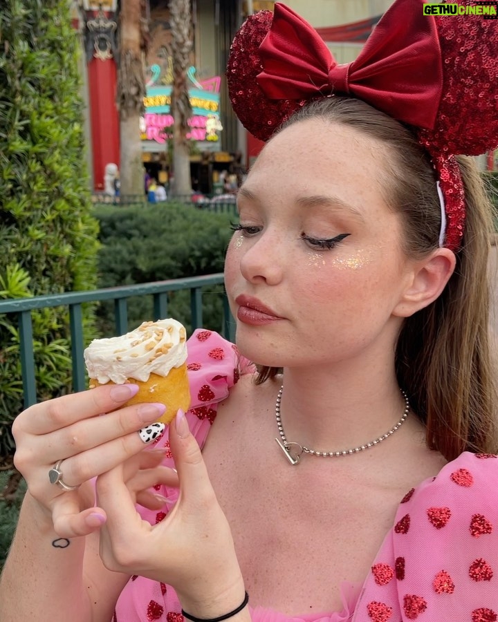Zoe Colletti Instagram - 🤍❤️🤍❤️ Amazing dress by @dersonnenpilz thank youuuu🥰🥰🥰 Disney's Hollywood Studios