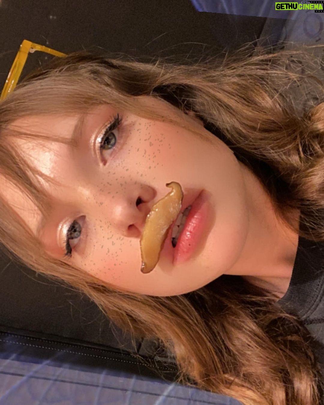 Zoe Colletti Instagram - ✨cheers to 2 decades ✨