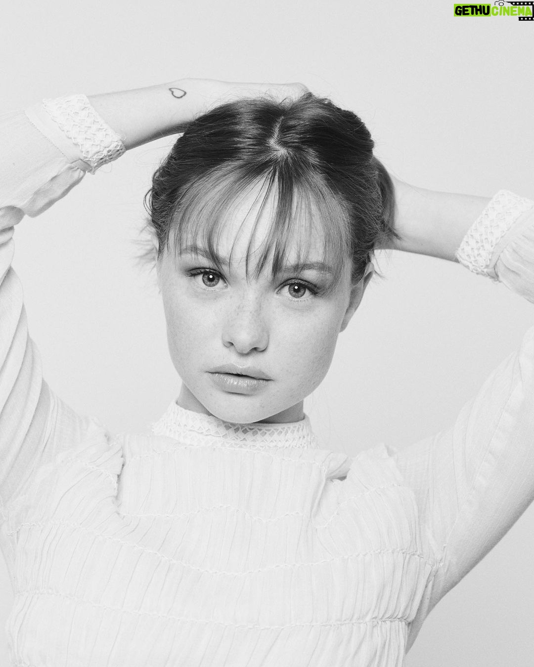 Zoe Colletti Instagram - @austinnelsonphoto is literally made of magic, thank you and @1carolchoi for making me feel like a model for a day! You guys are amazing ✨🥰 Los Angeles, California
